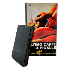 Lata italiana 'Ultimo Caffè a Pigalle' com tampa removida, revelando detalhes únicos da embalagem colecionável Caffè Vergnano.