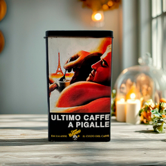 Lata vintage Caffè Vergnano com arte parisiense sensual, perfeita para decoração charmosa de cozinhas e colecionadores de café.