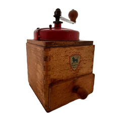 Moedor de café manual Peugeot Frères vintage com acabamento em madeira e manivela de ferro fundido, ideal para decoração e uso.