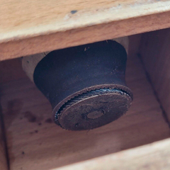 Detalhe do mecanismo interno com engrenagem original do moedor manual Peugeot Frères, peça de colecionador feita na França.