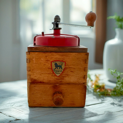 Moedor de café vintage Peugeot Frères em madeira e metal vermelho, feito na França — peça de coleção charmosa para amantes do café e do design retrô.