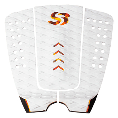 Deck Silverbay Signature branco com detalhes em laranja, ideal para surfistas que buscam alta performance, leveza e tração superior na prancha.