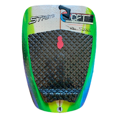 Deck traseiro Stretch Mr. Buzz com logo vermelho. Alta performance, conforto e aderência, com design robusto e colagem resistente 3M.