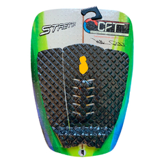 Deck Stretch preto com logo amarelo, design em EVA de alta tração. Estilo e performance em manobras para surfistas exigentes.