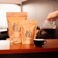 Café especial Adauto Guimarães sendo servido. Grãos da Fazenda Atriz, MG, embalados pela William & Sons Coffee Co. em pacotes artesanais de 250g e 1kg.