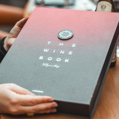 Caixa decorativa do livro "The Wine Book" com detalhes em relevo e acabamento elegante.