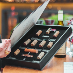 Caixa de decorações para vinho com rolhas e saca-rolhas em seu interior