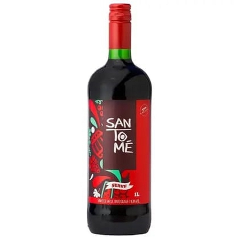 Garrafa de vinho San Tomé Suave de Mesa de 1 litro, com rótulo vermelho e detalhes coloridos, destaque para o nome do produto na embalagem.