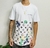 Camiseta branca da Louis Vuitton com estampa colorida e logo da marca.
