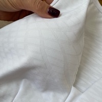 Top texturizado com decote V branco na internet