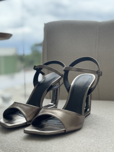 Sandália Antonella com Salto Triângulo Ônix - comprar online