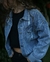 CAMPERA DE JEAN CON TACHAS Y DETALLES DESGASTADOS en internet