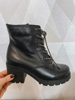 Bota de Couro e cadarço de briho