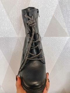 Bota de Couro e cadarço de briho na internet