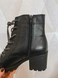 Bota de Couro e cadarço de briho - FLERTE MODA