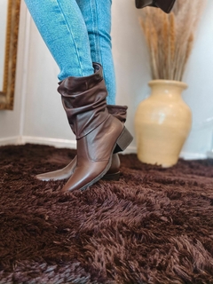Bota de Couro Cano Enrugado
