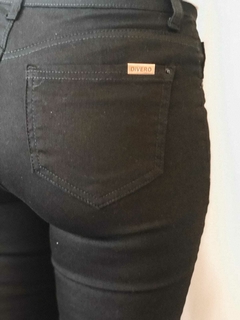 calça skinny na internet