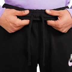 Calça de Moletom Nike Club + Preta  com Logo Bordado na Perna 