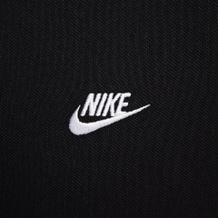 Polo Nike Sportswear Club Preta com Logo Swoosh Bordado no Peito