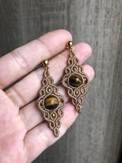 Brincos de macrame com pedras variadas