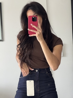 Imagen de REMERA CUELLO ALTO MORLEY