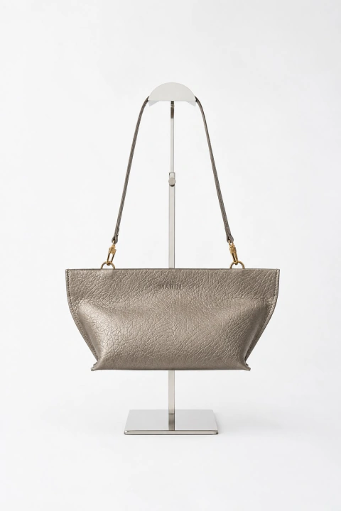 Cartera Lucía de Marin en cuero de búfalo gris perlado con herrajes dorados