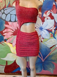 Vestido mula manca vermelho com brilho, apresentando um design justo e recortes laterais, exibido em um manequim.