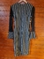 Vestido Midi Listrado Preto e Branco com Mangas de Renda e Pedraria Bordada TAM G – Estilo e Sofisticação para Cada Ocasião na internet