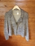 Blazer Feminino Estampado Animal Print em Tons Terrosos – Modelo Cropped com Botões Frontais