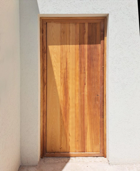 Puerta de entrada Pino Brasil 1 hoja tablas verticales 2" - comprar online