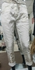 Pantalón raso color crema con detalles en oro