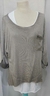 Suéter marrón con remera blanca