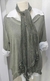 Suéter verde con camisa blanca y chalina con bordados