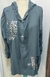 Camisa azul con detalles en la parte delantera