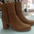 Bota de diseño color suela, en cuero vacuno y también forrada en cuero.