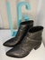 Botas negras con tachas en internet