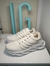 Zapatillas blancas estilo deportivas