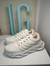 Zapatillas blancas estilo deportivas en internet