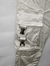 Pantalón claro estilo cargo en internet