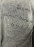 Remera Gris con detalle en broderi negro y letras en plata - LG