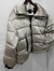 Campera dorada estilo puffer en internet