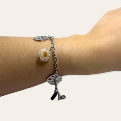 8191 Pulsera con Dijes Flores Acero Quirúrgico en internet