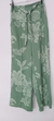 Calça pantalona verde floral como elástico atrás - Oito & Três Moda