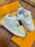 Louis Vuitton Skate Bege Acompanha chaveiro. Linha luxo - comprar online