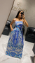 Mulher tirando selfie em espelho vestindo vestido longo crepinho estampado em azul, branco e cinza com alças finas e bolsos