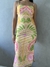 Vestido Yasmin Canelado midi com estampa tropical colorida, alças finas e ajuste justo ao corpo
