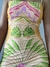 Vestido Yasmin Canelado com estampa colorida de folhas e padrões florais.
