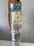Vestido midi Yasmin canelado bege com estampa azul, alças finas e recorte lateral, modelo justo ao corpo
