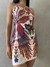 Vestido Duda Crepe curto com estampa colorida de pássaros e flores em fundo branco, usado por mulher