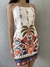 Vestido Duda Crepe com estampa floral colorida em fundo branco, destacando detalhes em vermelho, azul e verde.